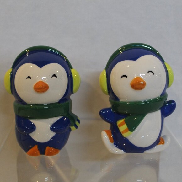 Miniature Ceramic Christmas Penguin Salt & Pepper Shakers - Picture 1 of 5